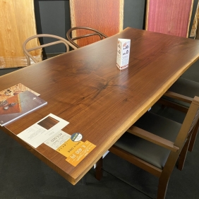 与次郎店にて天然木一枚板テーブル展示中です！