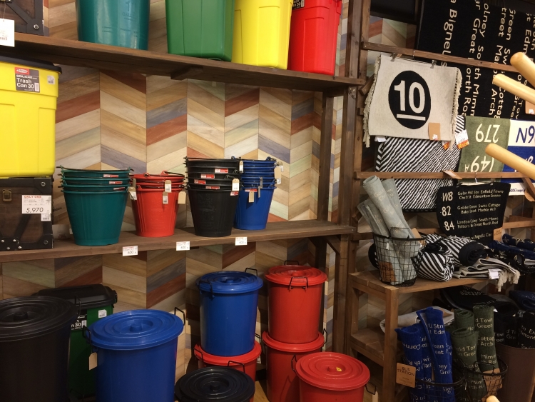 与次郎店1階壁面衣替えいたしました！