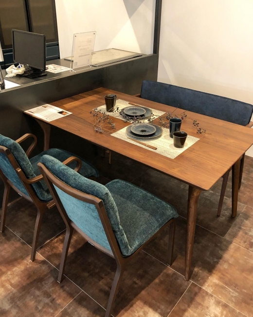 1階ショールームにて家具の展示スタート