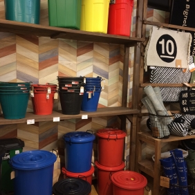 与次郎店1階壁面衣替えいたしました！