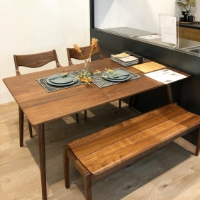 1階ショールームにて家具の展示スタート
